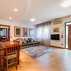 *vivere In Arte* Near Theairport Appartamento